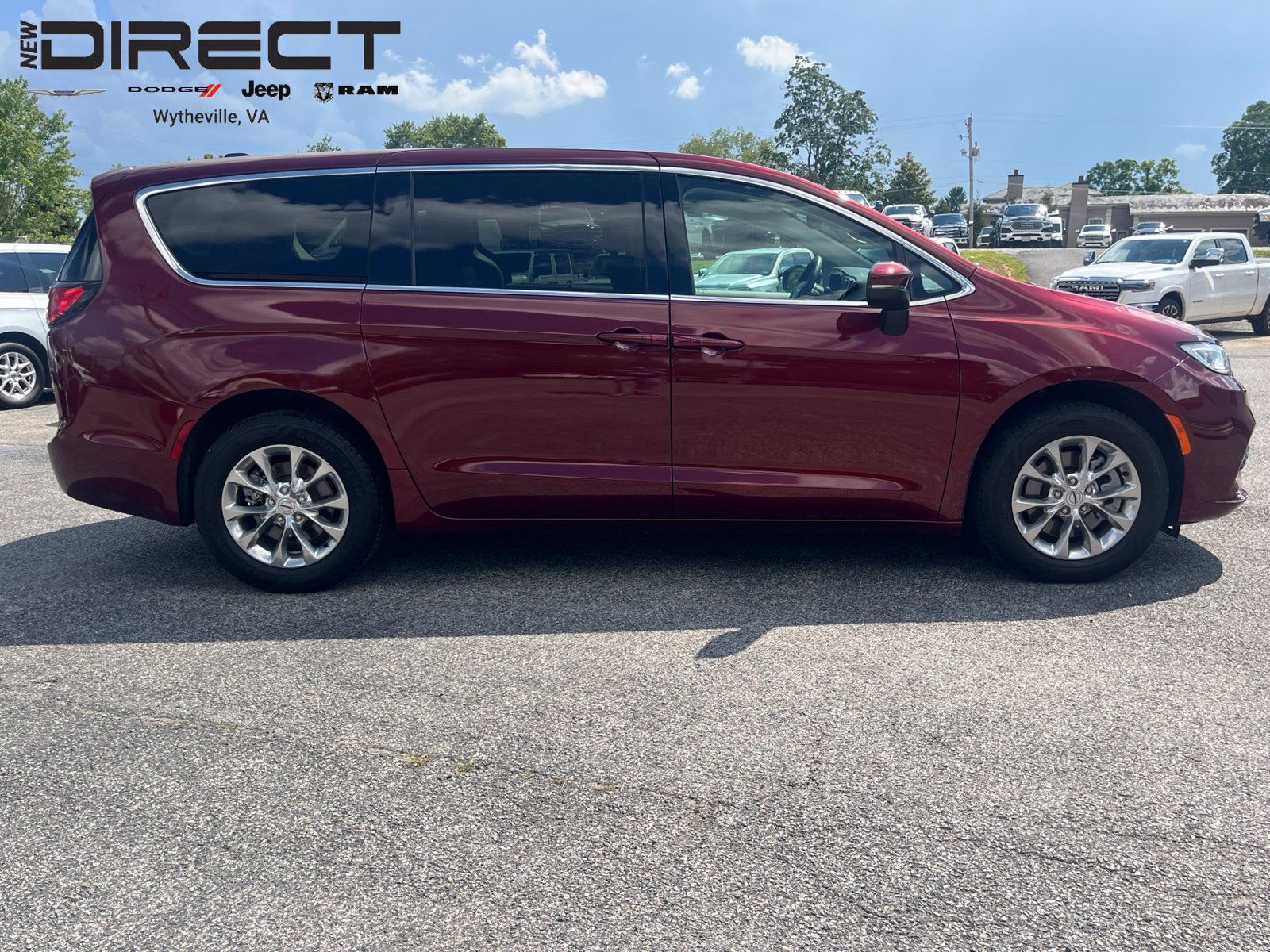 Used 2023 Chrysler Pacifica Touring-L w/ Uconnect Theater Family Group AWD/4WD image 9