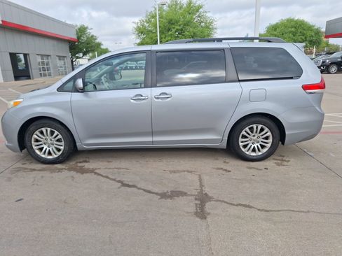 Used 2014 Toyota Sienna XLE image 3