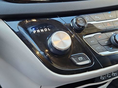 Used 2023 Chrysler Pacifica Touring-L image 18