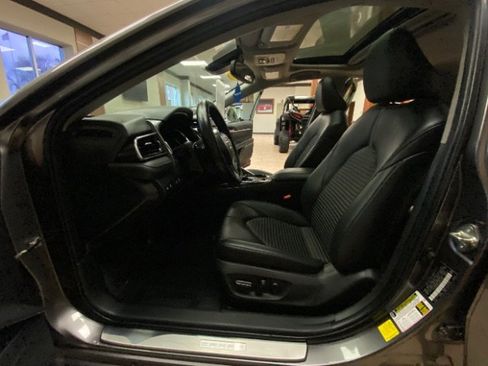 Used 2020 Toyota Camry SE w/ Sunroof Package image 17