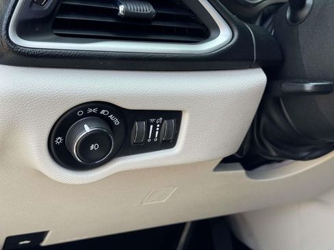 Used 2019 Chrysler Pacifica Touring-L FWD image 9