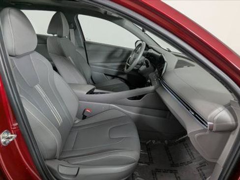 Used 2025 Hyundai Elantra SEL FWD image 26