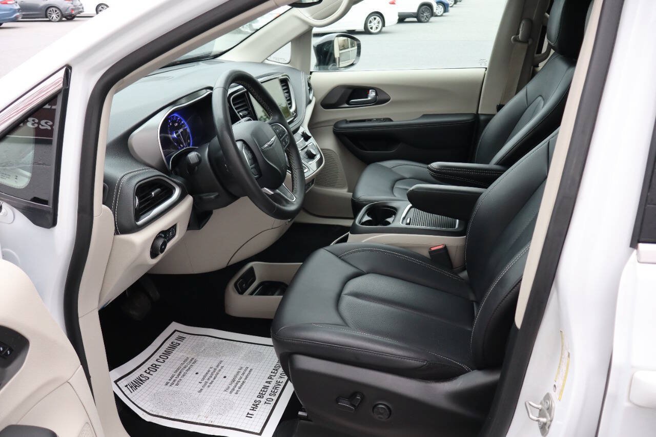 Used 2024 Chrysler Pacifica Touring-L FWD image 6