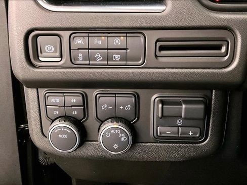 Used 2024 Chevrolet Suburban Z71 image 38