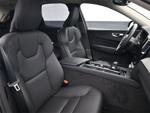 Used 2025 Volvo XC60 B5 Plus image 32