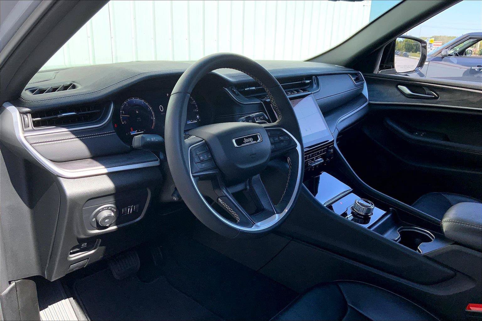 Used 2024 Jeep Grand Cherokee Limited w/ Luxury Tech Group II AWD/4WD image 13