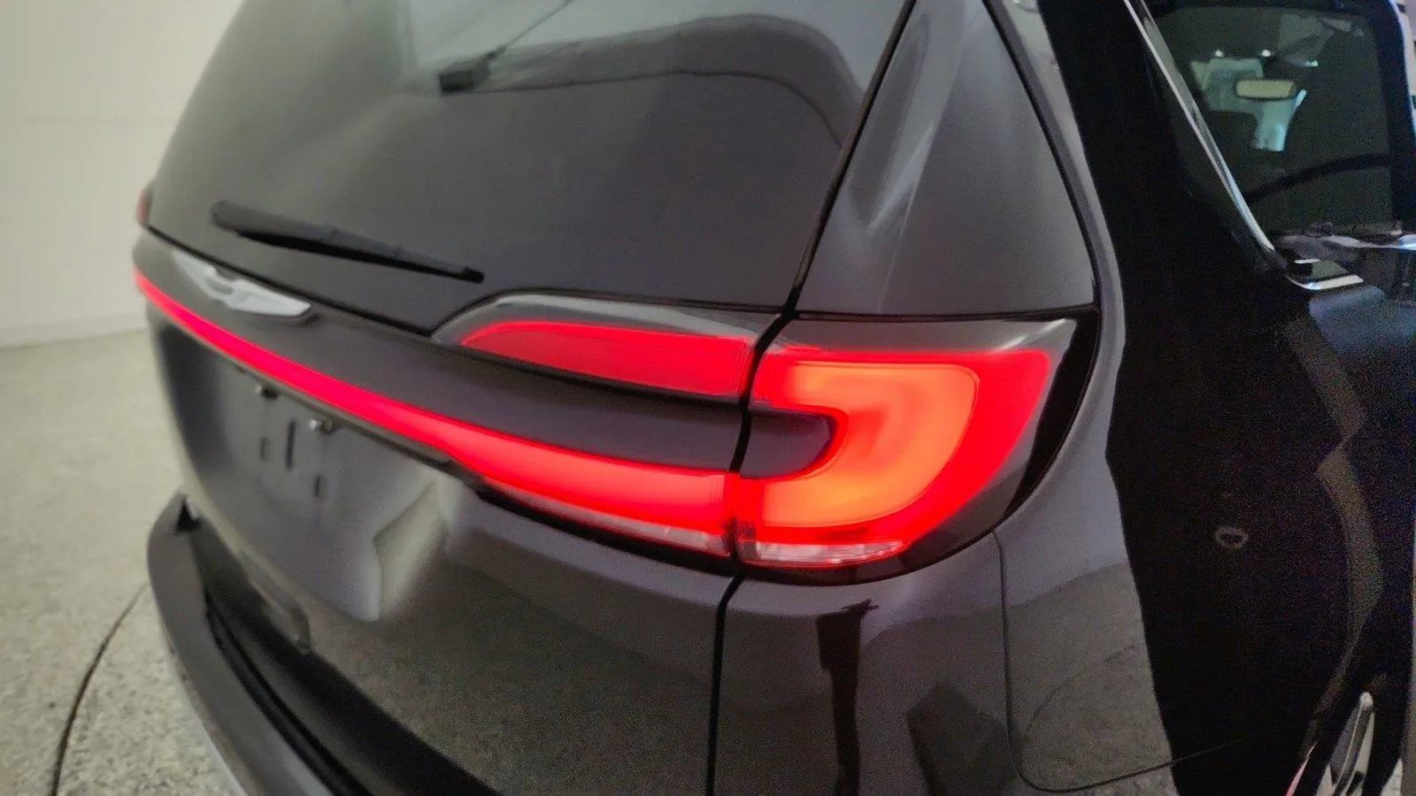Used 2023 Chrysler Pacifica Touring-L FWD image 34