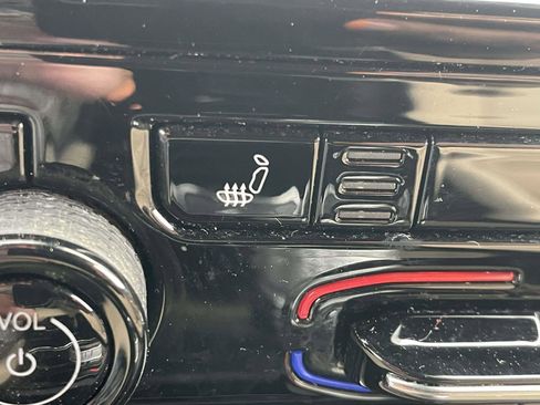 Used 2023 Jeep Grand Cherokee Limited w/ Black Appearance Package image 18