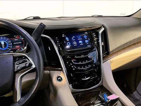 Used 2019 Cadillac Escalade Luxury image 7