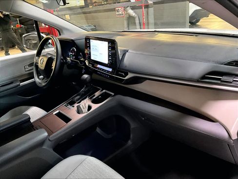 Used 2024 Toyota Sienna LE image 14