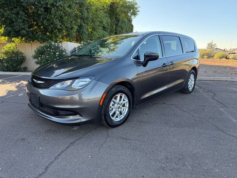 Used 2023 Chrysler Voyager LX image 4