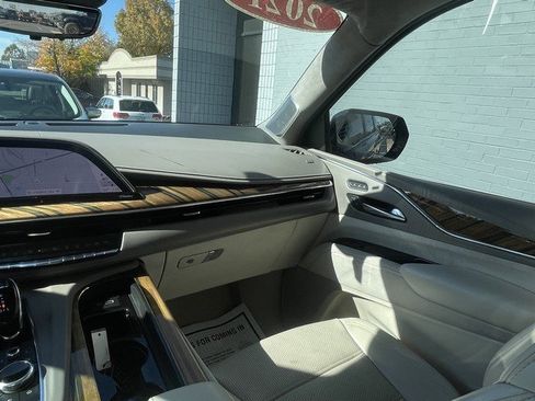 Used 2021 Cadillac Escalade ESV Premium Luxury Platinum image 32