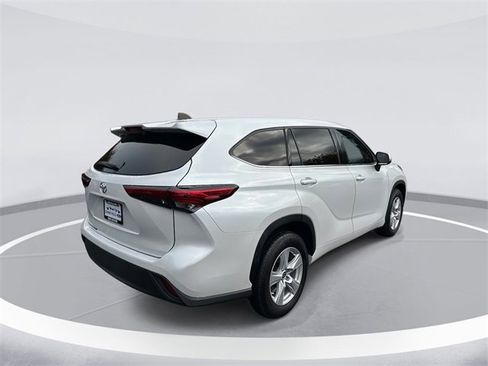 Used 2022 Toyota Highlander L image 5