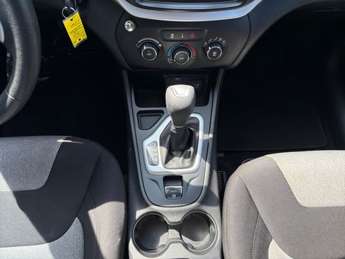 Used 2014 Jeep Cherokee Sport FWD image 21