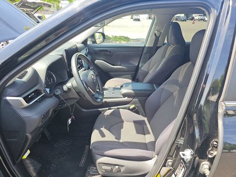 Certified 2024 Toyota Highlander LE FWD image 3