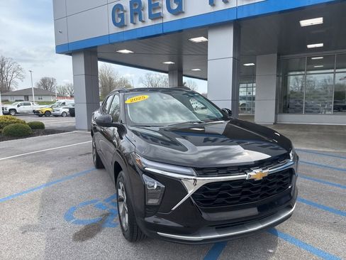 Used 2025 Chevrolet Trax LT w/ LT Convenience Package image 36