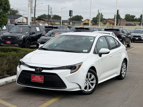 Used 2025 Toyota Corolla LE FWD image 2