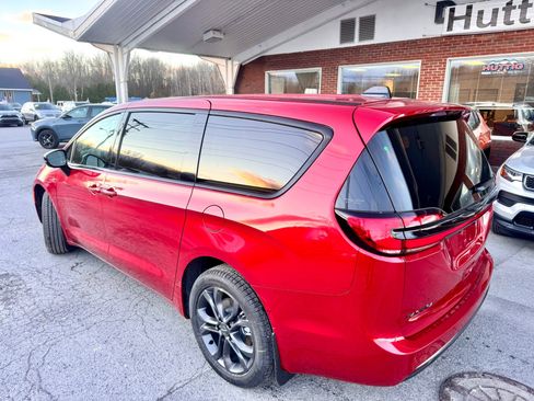 New 2026 Chrysler Pacifica Select image 3