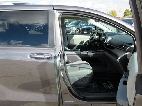 Used 2021 Toyota Sienna Limited image 14
