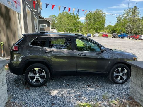 Used 2019 Jeep Cherokee Limited AWD/4WD image 4