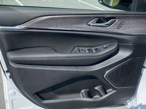 New 2025 Jeep Grand Cherokee Overland image 12