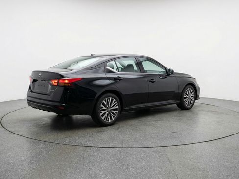 Used 2025 Nissan Altima 2.5 SV image 9