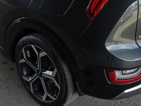 Used 2023 Kia Niro SX Touring image 18