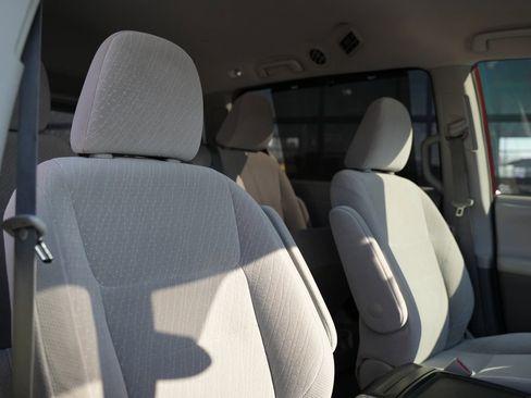 Used 2018 Toyota Sienna LE image 37