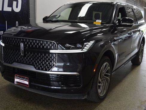 Certified 2025 Lincoln Navigator L Reserve AWD/4WD image 1