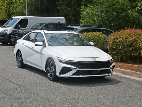 Used 2025 Hyundai Elantra Limited FWD image 6