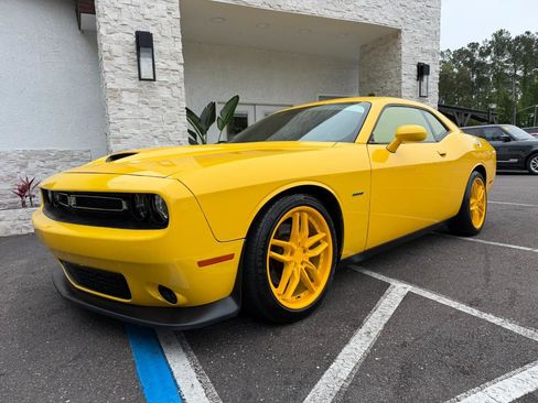 Used 2019 Dodge Challenger R/T image 3