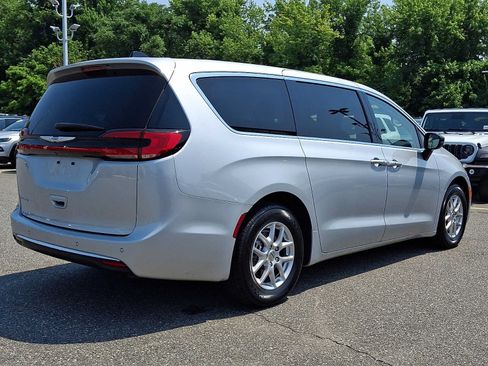 Certified 2024 Chrysler Pacifica Touring-L FWD image 6