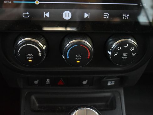Used 2017 Jeep Patriot Latitude AWD/4WD image 25