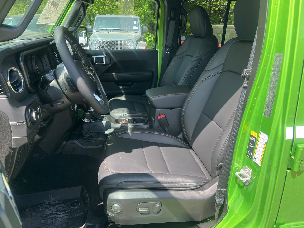 New 2026 Jeep Wrangler Unlimited Sahara w/ Whitecap Package AWD/4WD image 15