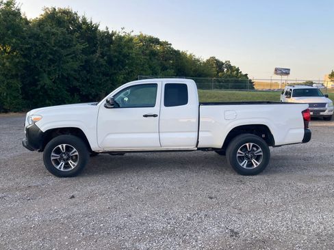 Used 2022 Toyota Tacoma SR AWD/4WD image 2