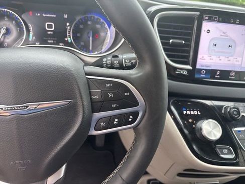 Used 2023 Chrysler Pacifica Touring-L FWD image 18