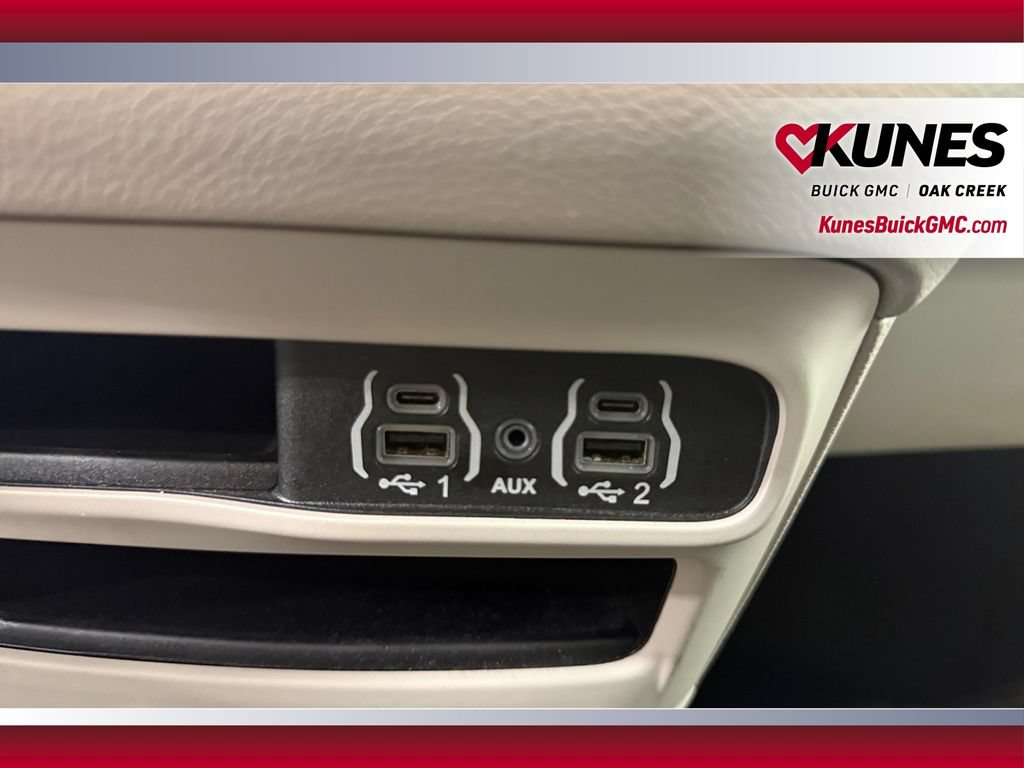 Used 2024 Chrysler Pacifica Touring-L FWD image 31