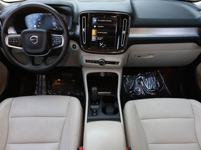 Used 2021 Volvo XC40 T4 Momentum w/ Protection Package Premier