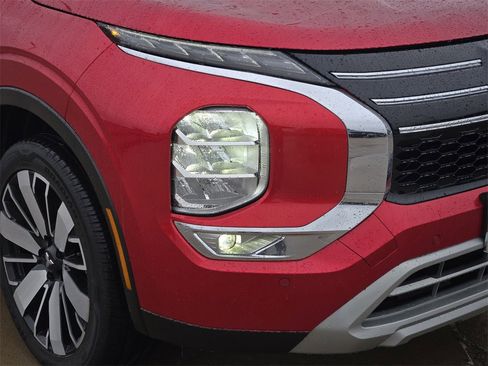 Used 2025 Mitsubishi Outlander SE image 29