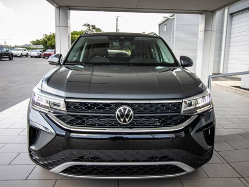 Certified 2023 Volkswagen Taos SE w/ Panoramic Sunroof Package FWD image 9