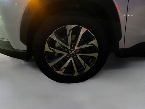 Used 2025 Toyota Corolla Cross XLE image 33