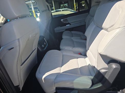 Used 2025 Ford Expedition Max Platinum AWD/4WD image 3