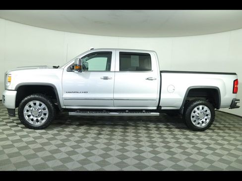 Used 2019 GMC Sierra 2500 Denali w/ Duramax Plus Package image 2