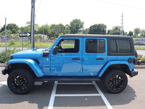 Used 2023 Jeep Wrangler Unlimited Sahara w/ Cold Weather Group AWD/4WD image 9