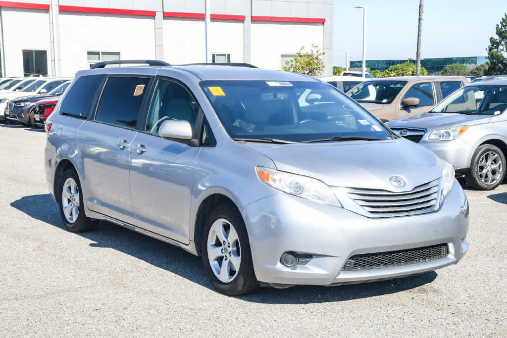 Used 2017 Toyota Sienna LE FWD image 3
