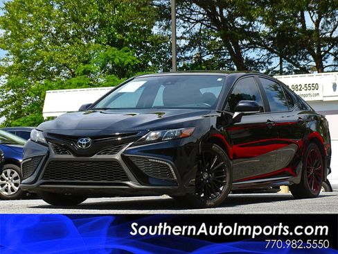 Used 2022 Toyota Camry SE FWD image 1