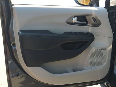 Certified 2019 Chrysler Pacifica Limited w/ Tire & Wheel Group image 12