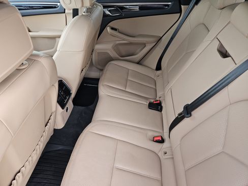 Certified 2025 Porsche Macan image 28