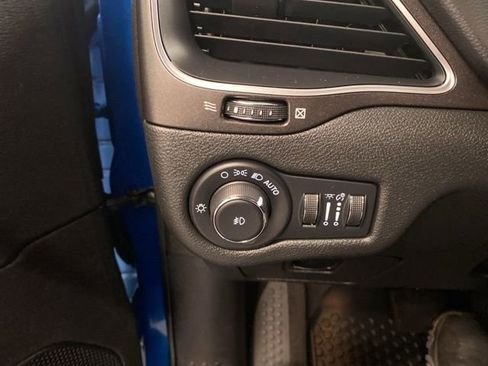 Used 2022 Jeep Cherokee Trailhawk image 18