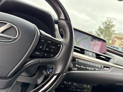 Used 2020 Lexus ES 300h w/ Premium Package image 16